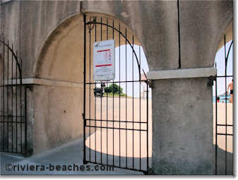 Entrance to Gravette beach